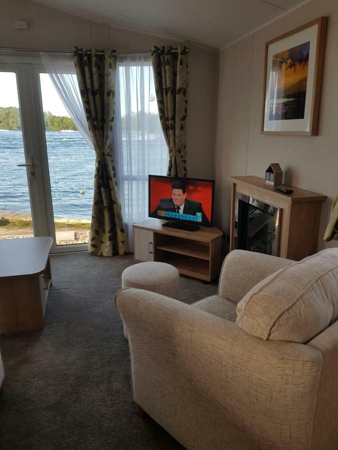 Dees Hot Tub Breaks At Tattershall Lakes Jet Ski 4 מראה חיצוני תמונה