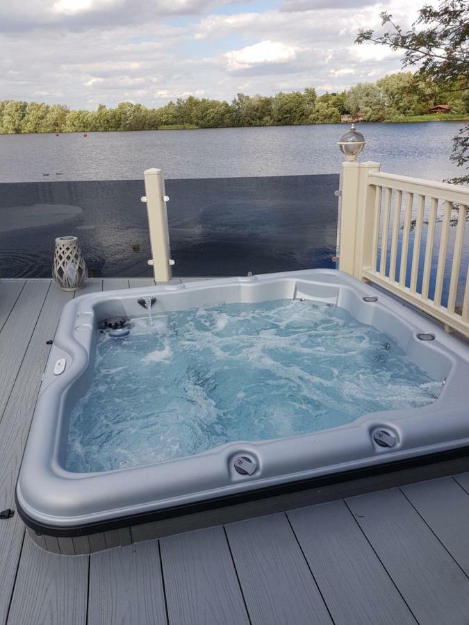 Dees Hot Tub Breaks At Tattershall Lakes Jet Ski 4 מראה חיצוני תמונה