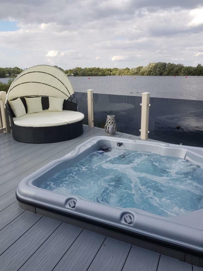 Dees Hot Tub Breaks At Tattershall Lakes Jet Ski 4 מראה חיצוני תמונה