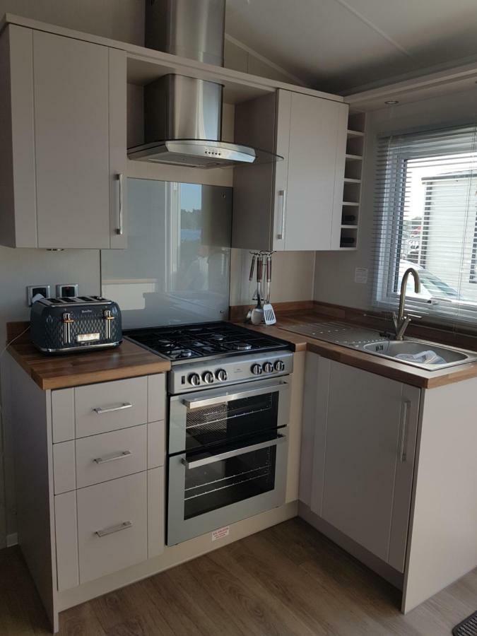 Dees Hot Tub Breaks At Tattershall Lakes Jet Ski 4 מראה חיצוני תמונה
